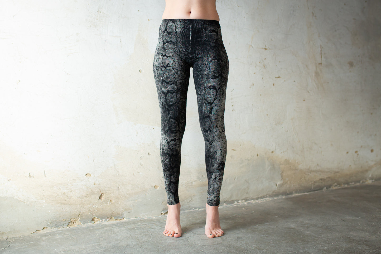 Leggings with abstract snake pattern - screen printing - unisex - black-gray-white