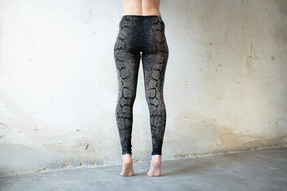 Leggings with abstract snake pattern - screen printing - unisex - black-gray-white