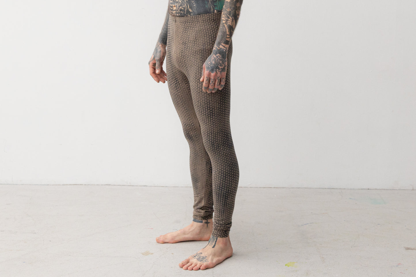 Nahaufnahme von ausgefallener Leggings mit künstlerisch ungleichmäßigem Druck in indigo, beige-blau.