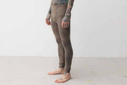 Nahaufnahme von ausgefallener Leggings mit künstlerisch ungleichmäßigem Druck in indigo, beige-blau.