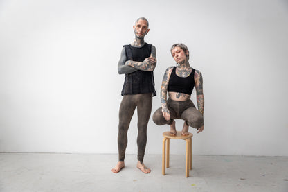 Alternative Models tragen genderneutrale Leggings mit ausgefallenem Druck in beige-blau.