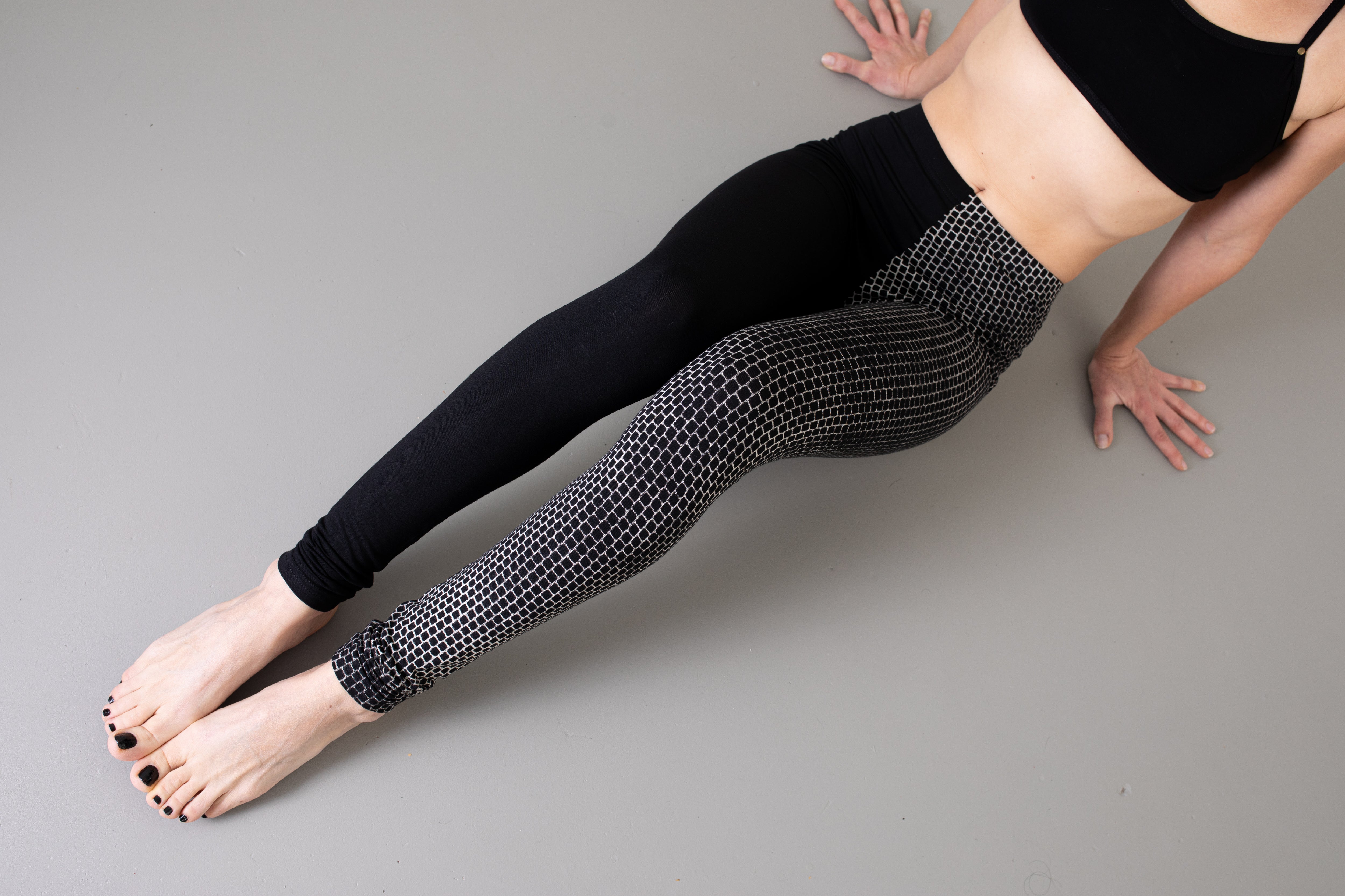Leggings abstrakte Ziegelsteine - unisex - asymmetrisch - schwarz-beige