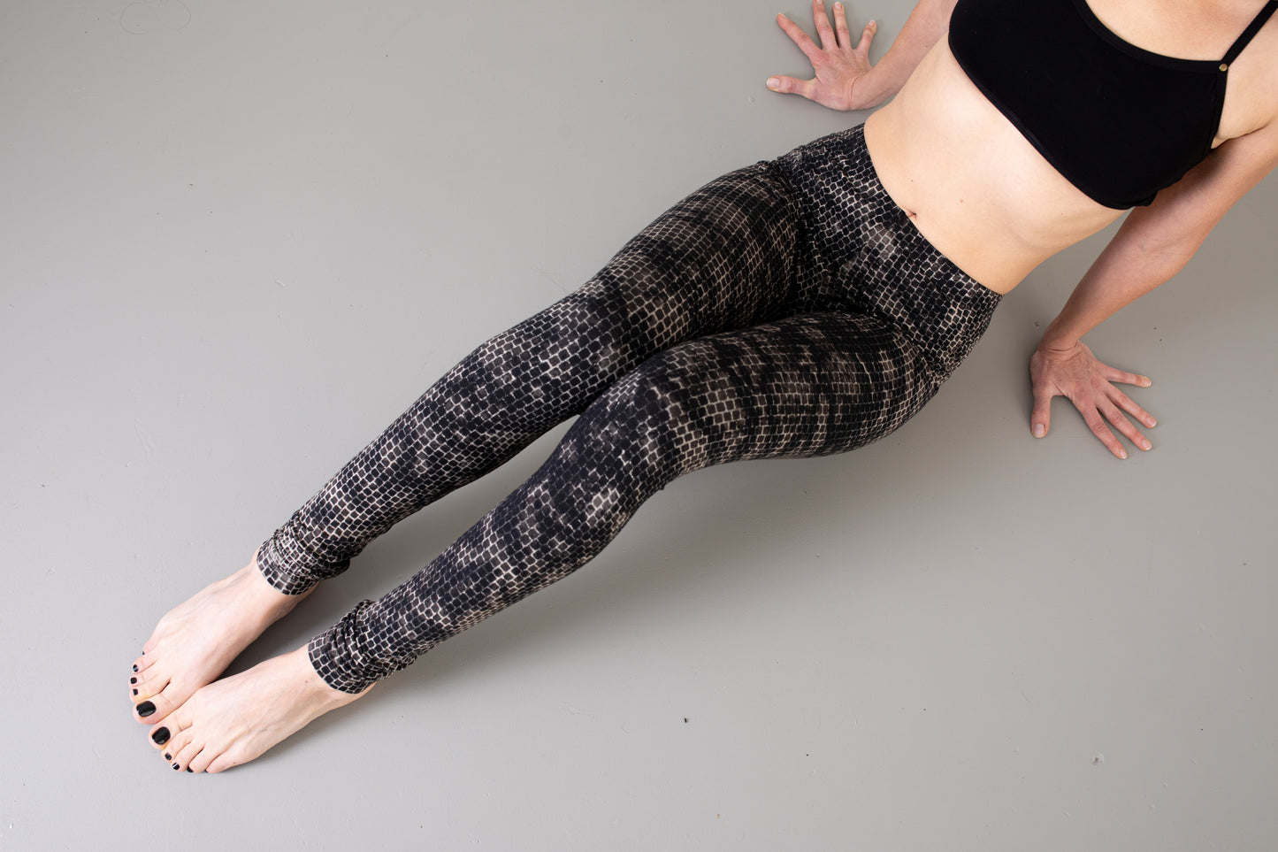 Leggings abstrakte Ziegelsteine - unisex - smokey - schwarz-grau-beige