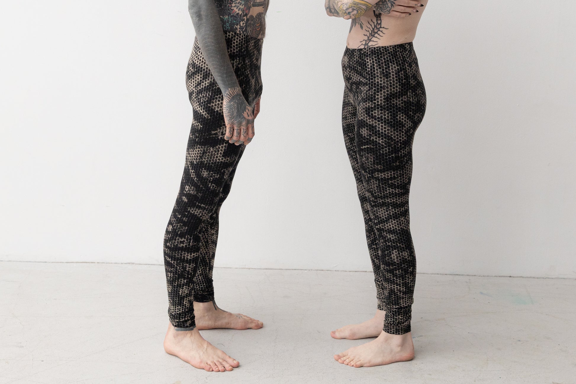 Genderneutrale Leggings getragen an einem weiblich und einem männlich gelesenen Model, seitliche Aufnahme.