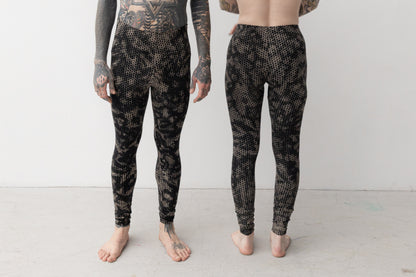 Front- und Rückansicht von unisex Leggings mit abstraktem Muster in schwarz-beige-grau.