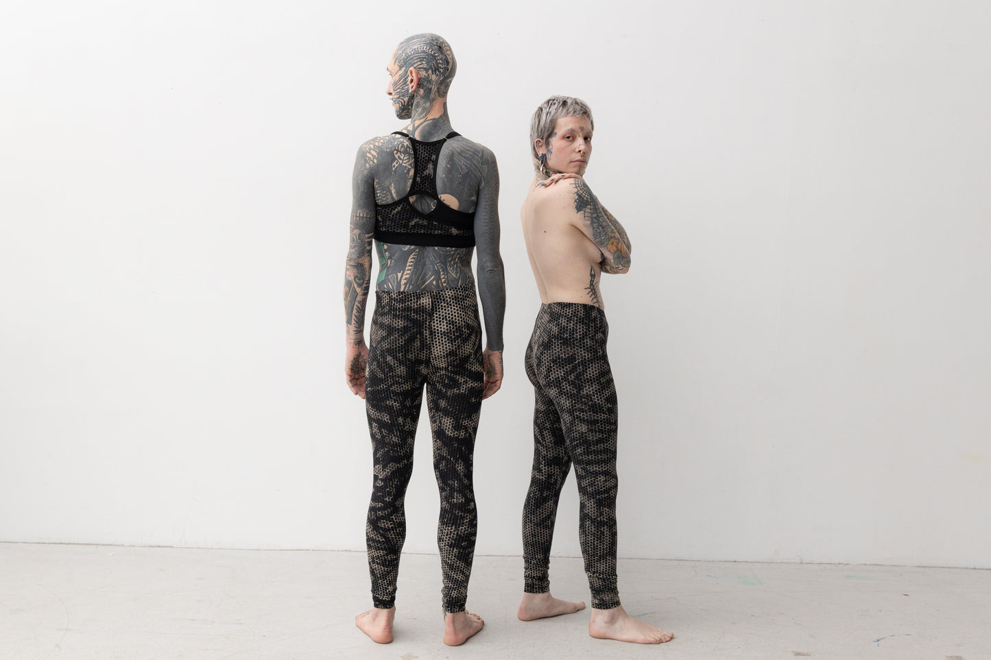 Genderneutrale Batik-Leggings getragen an einem weiblich und einem männlich gelesenen, alternativem Model.