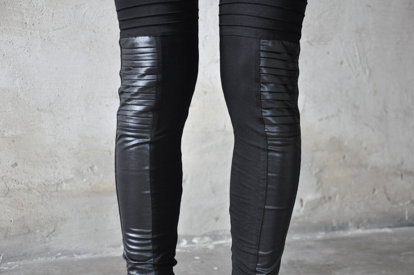 Leggings mit Kunstleder und Nähten - schwarz