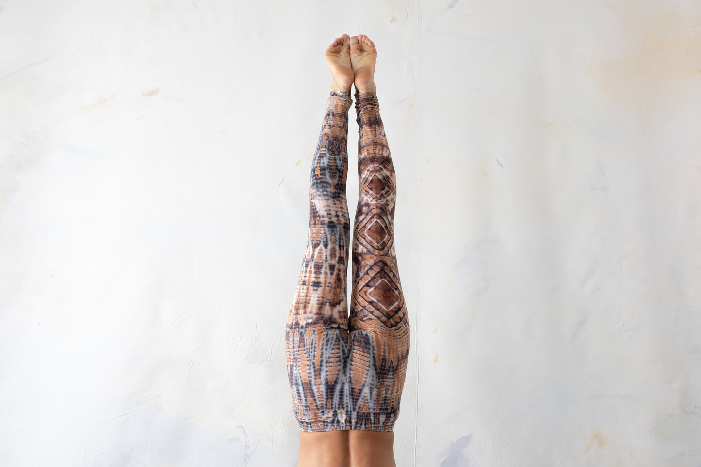 Leggings with an abstract diamond Pattern - unisex - beige brown-light blue