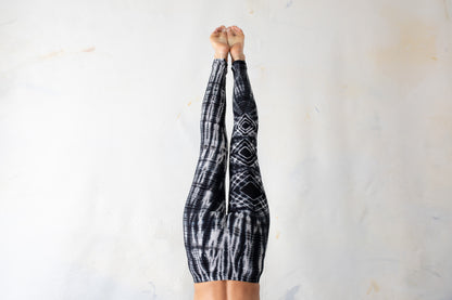 Leggings with an abstract diamond Pattern - Batik, Tie-Dye - unisex- black-gray-white