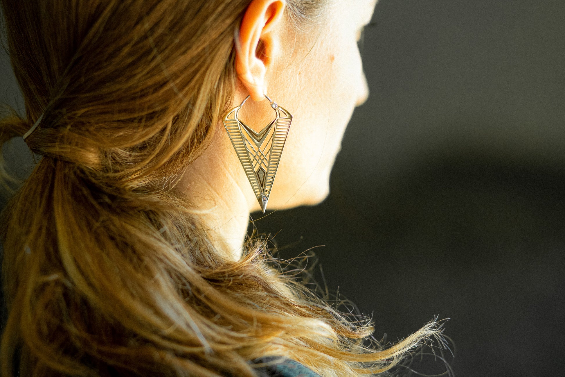 Hoop Ohrringe aus Messing mit geometrischem Muster und Verschluss aus Silber.