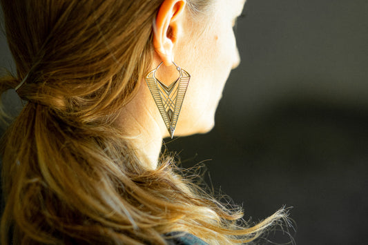 Hoop Ohrringe aus Messing mit geometrischem Muster und Verschluss aus Silber.