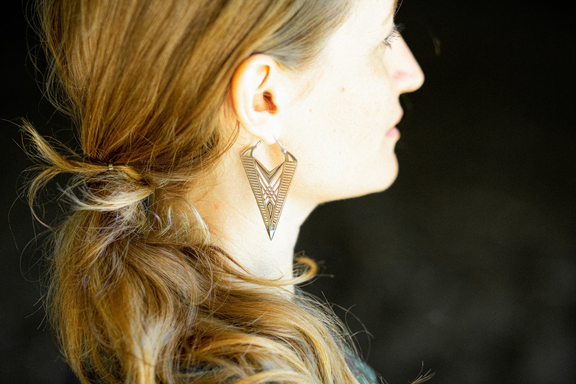 Boho Hoop Ohrringe aus Messing mit filigranem geometrischem Muster.