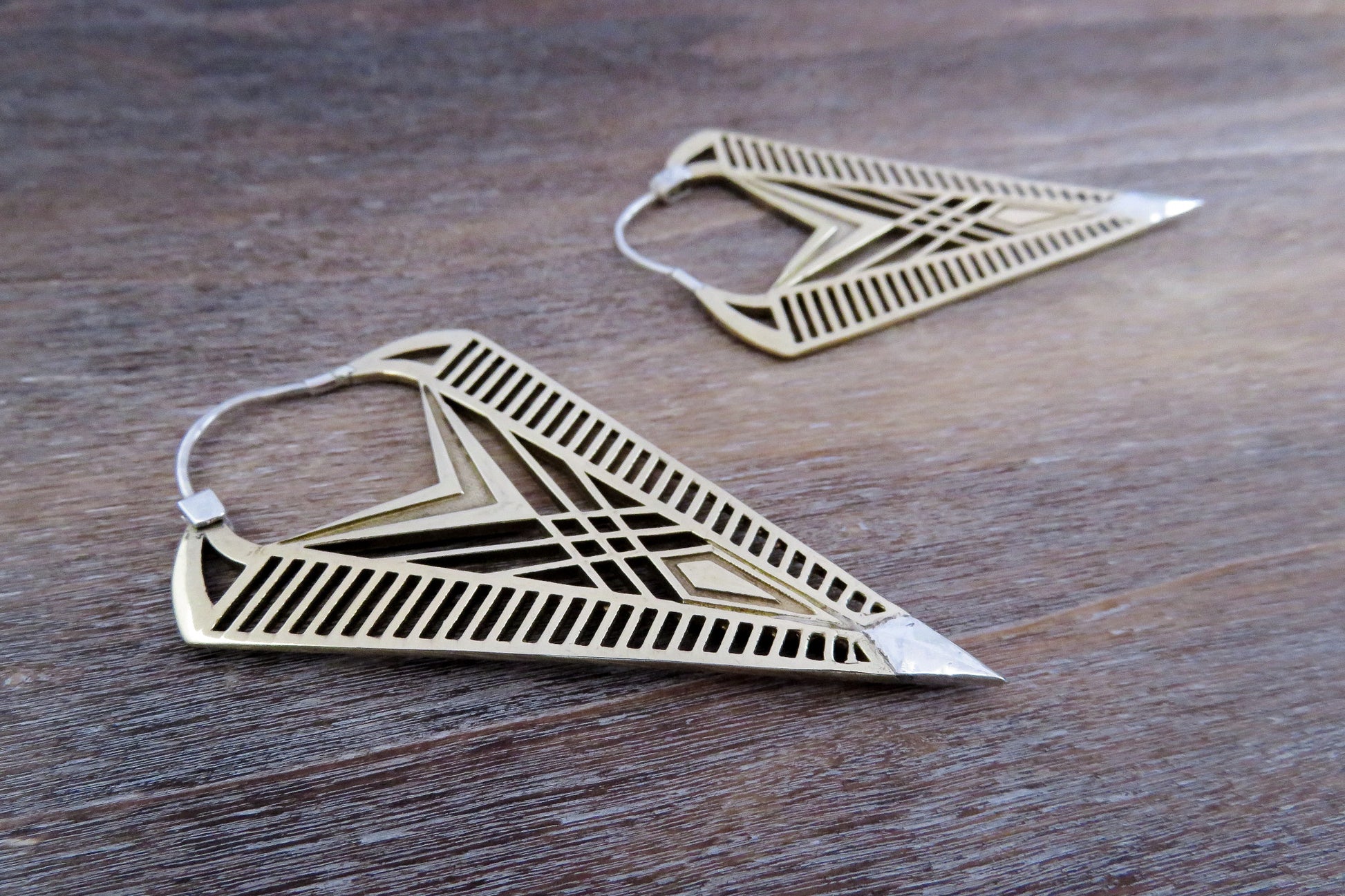 Ausdrucksstarke Hoop Earrings aus Messing mit filigranem Muster und silberner Spitze.