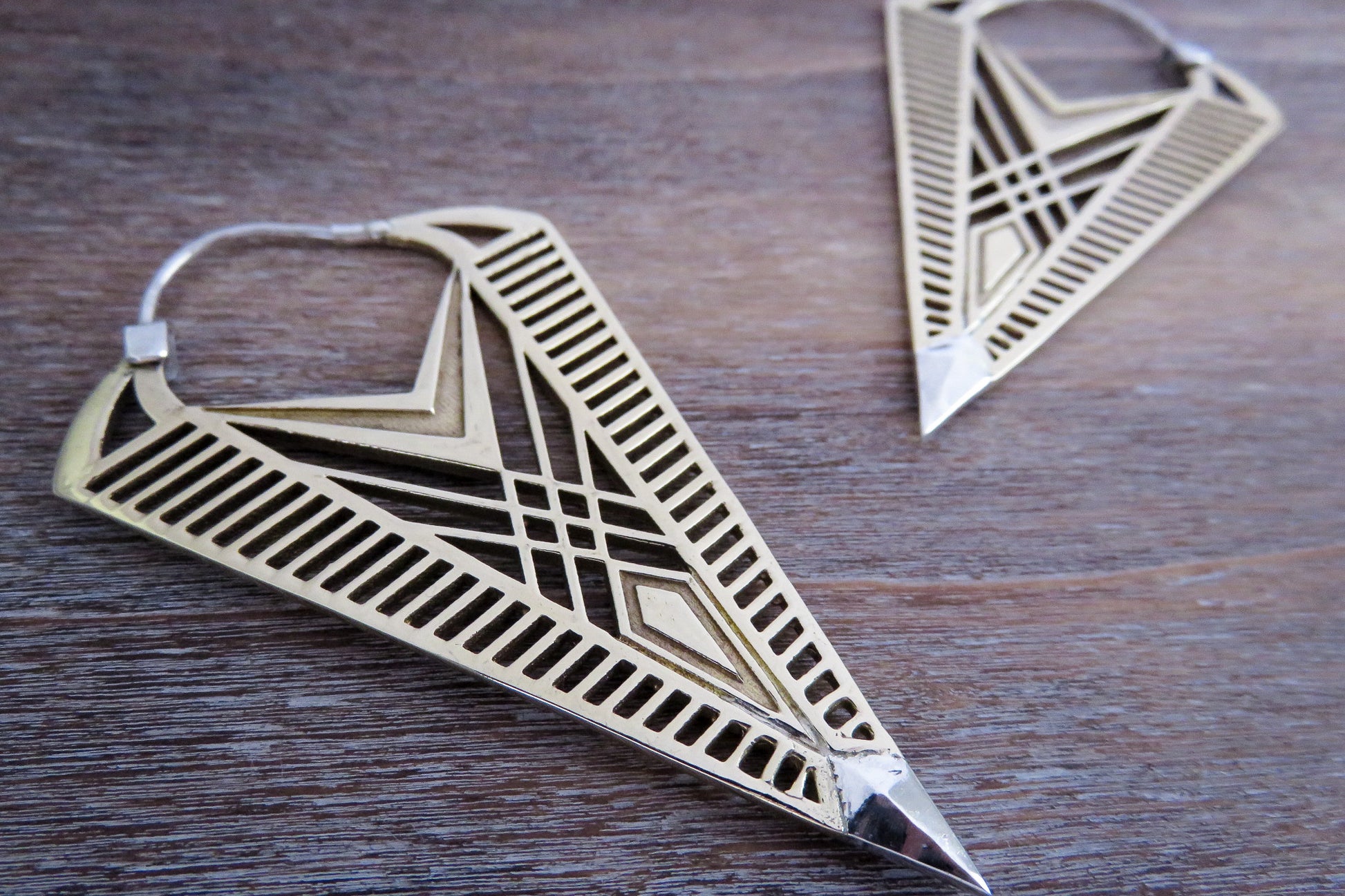 Große Hoop Ohrringe mit geometrischem Design aus Messing mit Verschluss und Spitze aus Silber.
