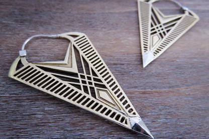 Große Hoop Ohrringe mit geometrischem Design aus Messing mit Verschluss und Spitze aus Silber.