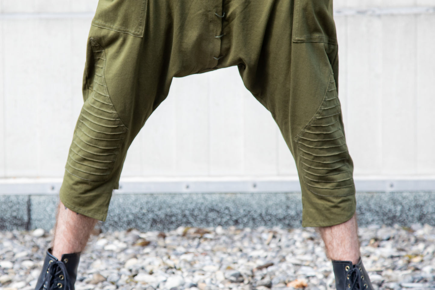 Baggy Pants - Overknee Shorts with Deep Crotch and Seam Structure - olive green