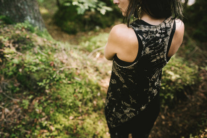 Loose Short Top with an abstract ray-shaped pattern, Batik Top - black-gray-beige