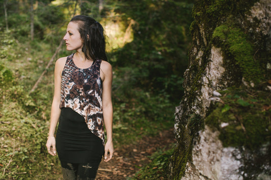 Loose Short Top with an abstract ray-shaped pattern, Batik Top - beige-brown-jeans blue