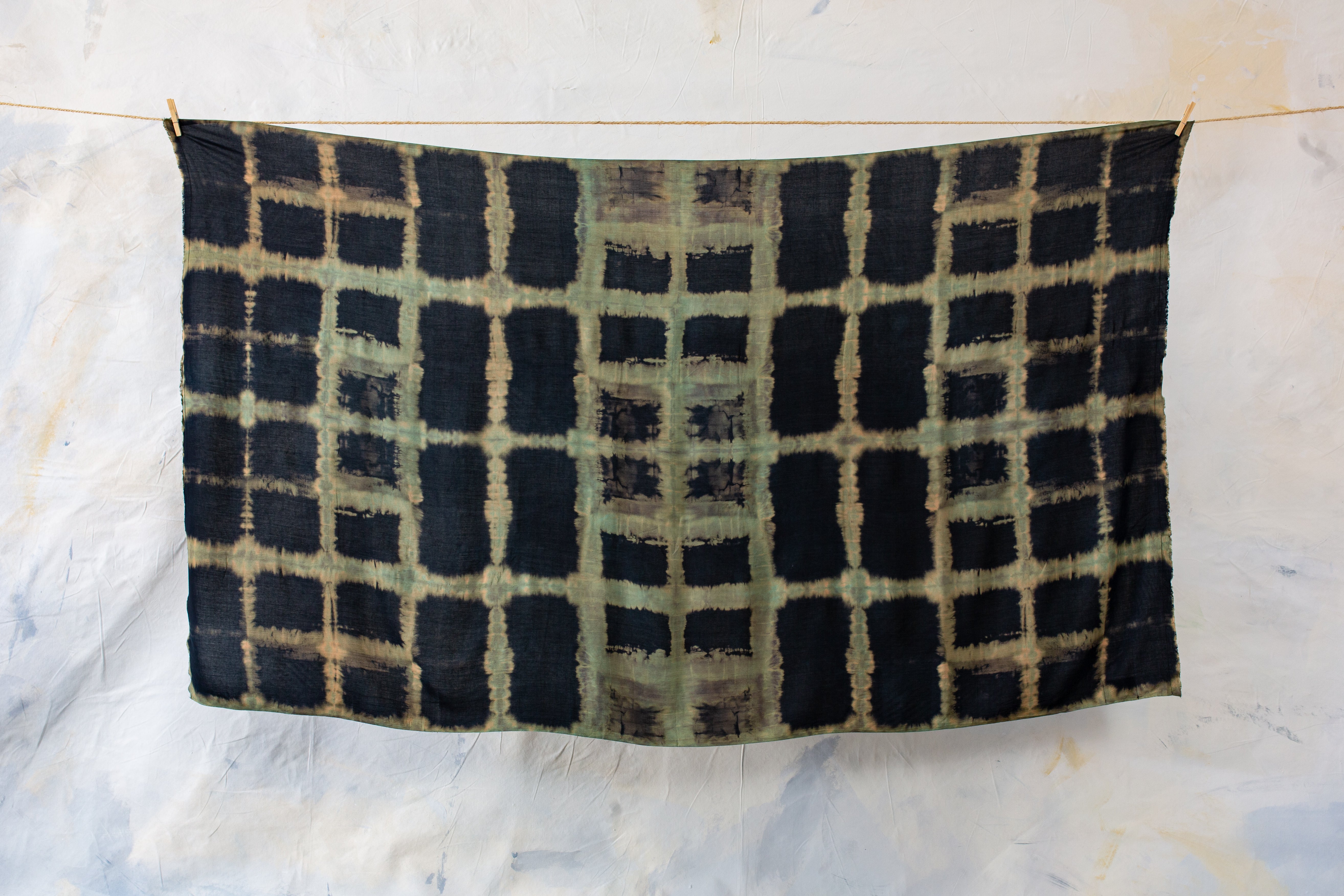Dunkelblauer Viskose-Sarong mit türkis-beigem Batik-Muster und fließender Stoffstruktur aufgespannt