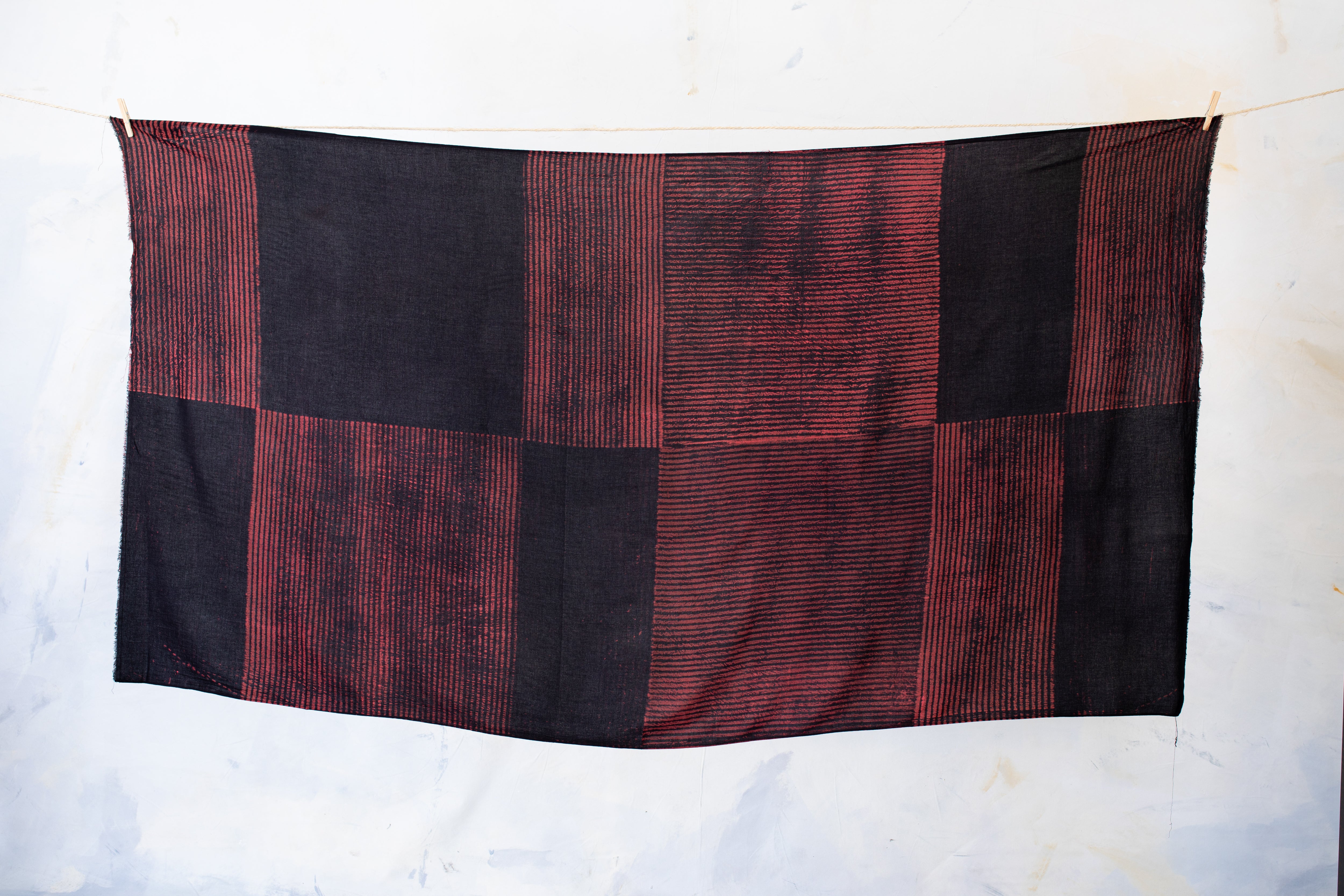 Aufgespannter Sarong mit ungleichmäßigem Streifen-Batikmuster in Rot