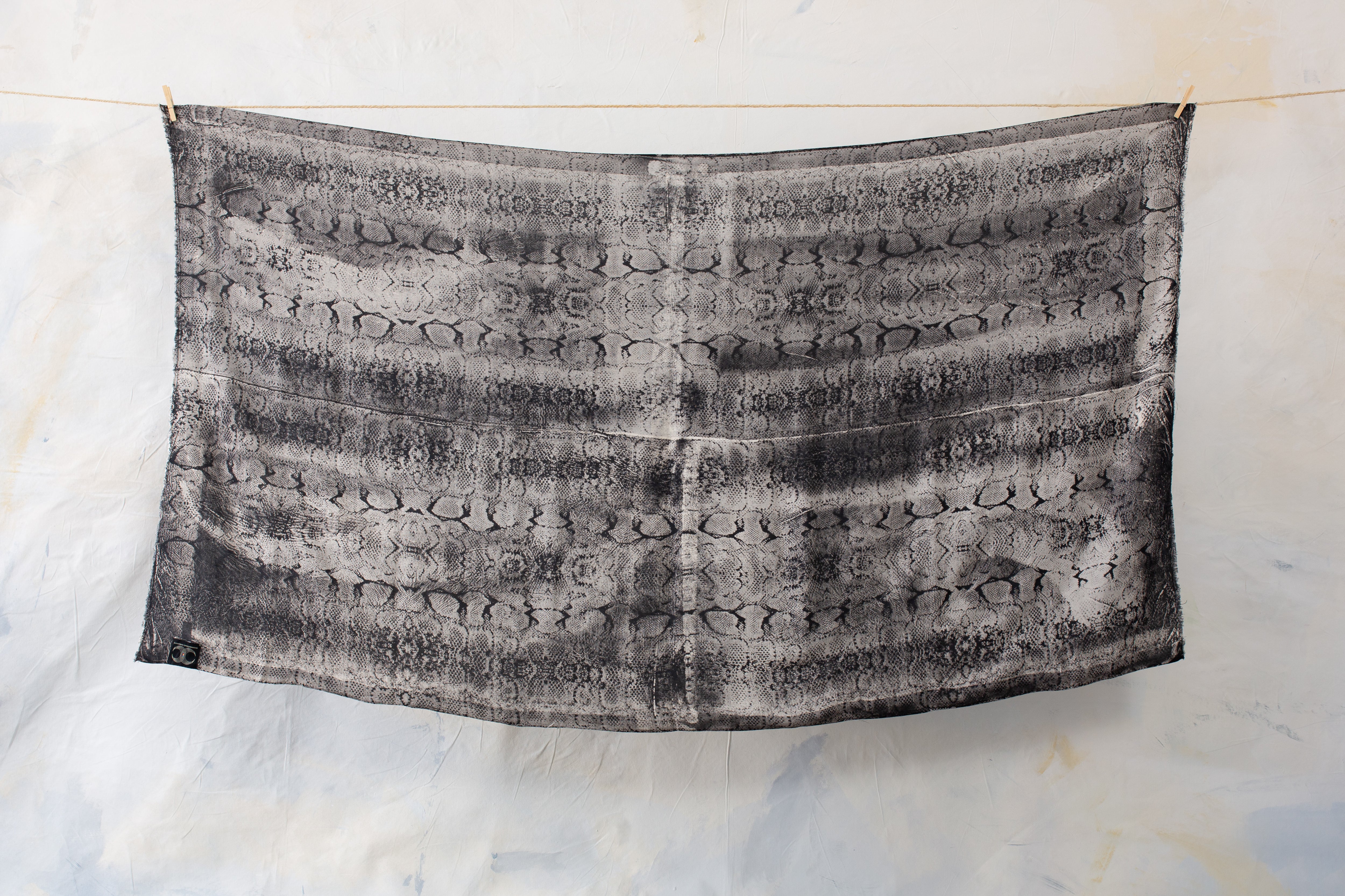 Aufgespannter schwarzer großer Batik Sarong aus Viskose mit grau-beigem Schlangen-Print