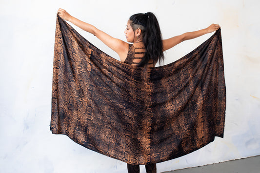 Sarong mit Schlangenmuster - Pareo, Tuch, Schal - Batik, Blockprint - schwarz-apricot