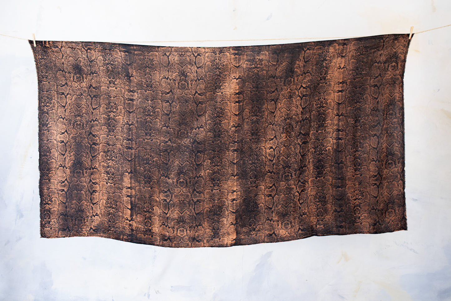 Sarong mit Schlangenmuster - Pareo, Tuch, Schal - Batik, Blockprint - schwarz-apricot