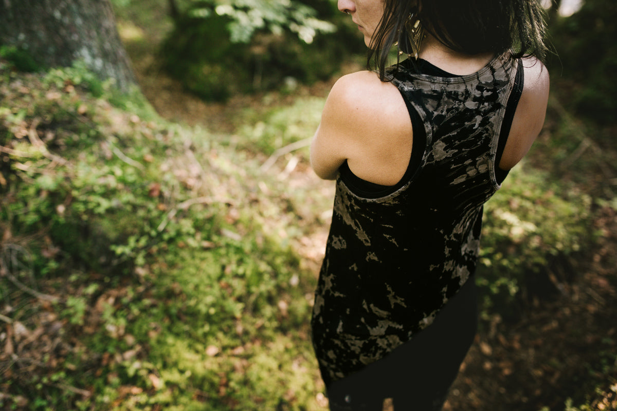 Loose Short Top with an abstract ray-shaped pattern, Batik Top - black-gray-beige