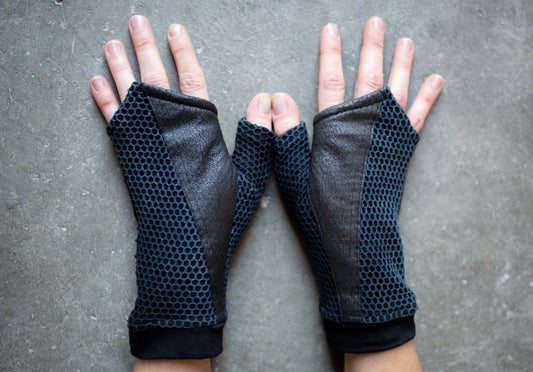 Wrist Warmers in Net Look - Arm Warmers, Hand Warmers - with Artificial Leather - unisex - black-gray