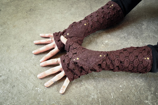 Extravagante Armwärmer braun mit Spitze und Nieten, zweilagig – warme Pulswärmer, Handstulpen, Goa, Psytrance