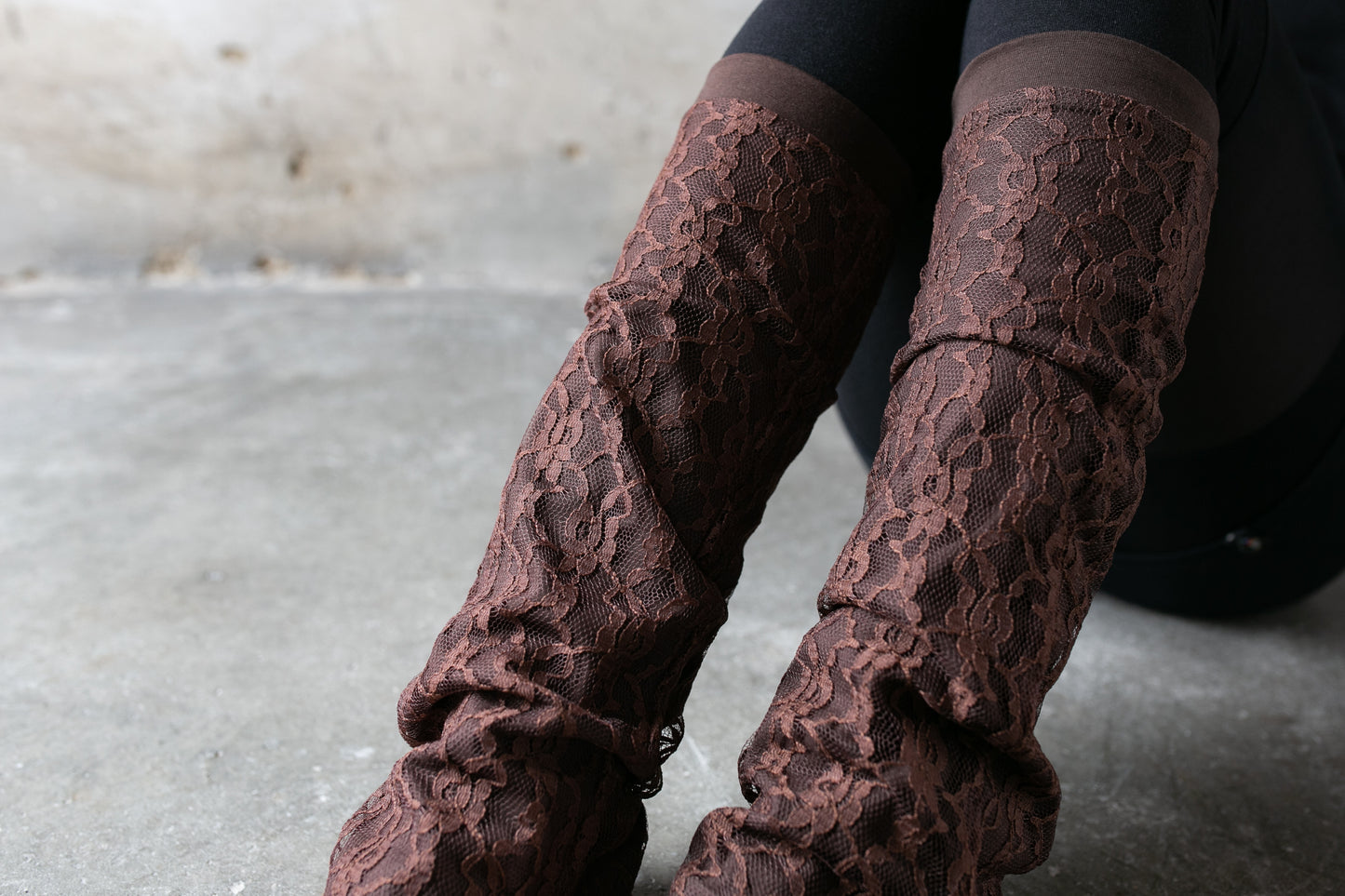 Light-Weighted Leg Warmers - with floral Lace - brown