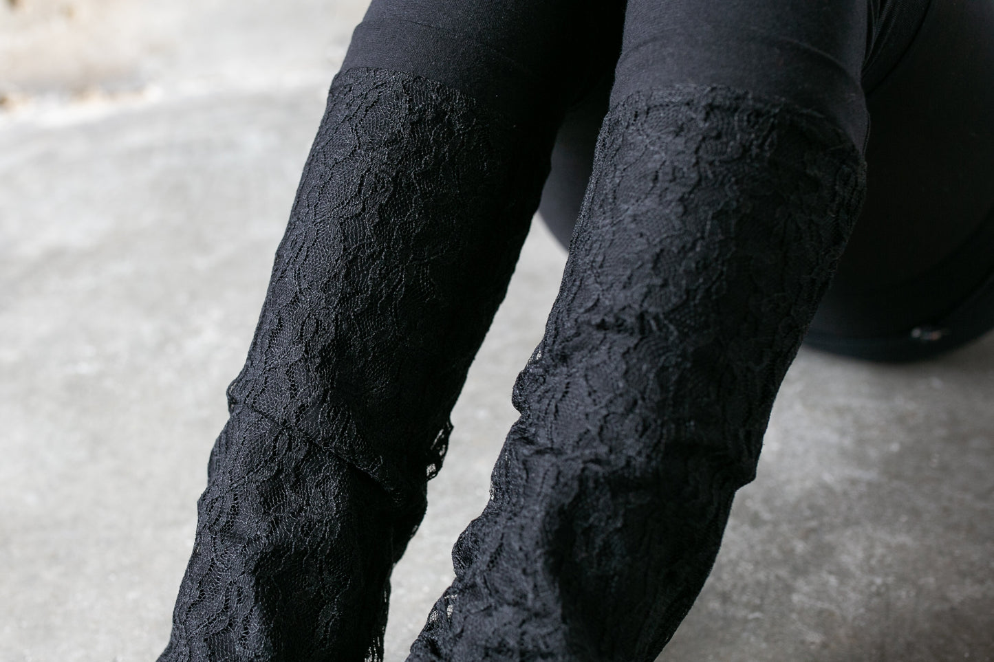 Light-Weighted Leg Warmers - with floral Lace - black