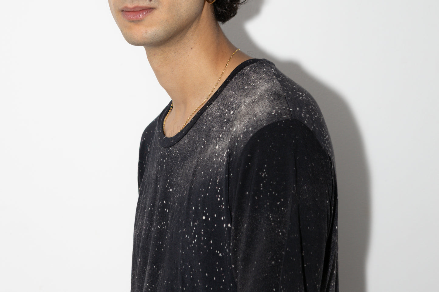 Detailaufnahme von T-Shirt mit Sternenhimmel Print