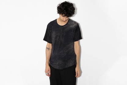 Männlich gelesenes Model trägt dunkelgrau-blaues T-Shirt mit Sternenhimmel Print