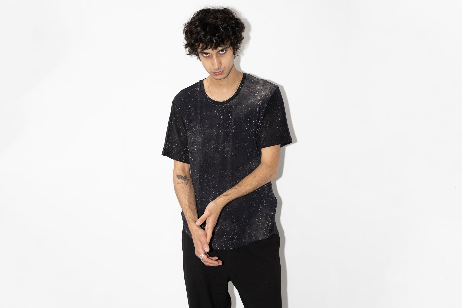 Alternatives Model trägt dunkelgraues T-Shirt mit Galaxy-Muster