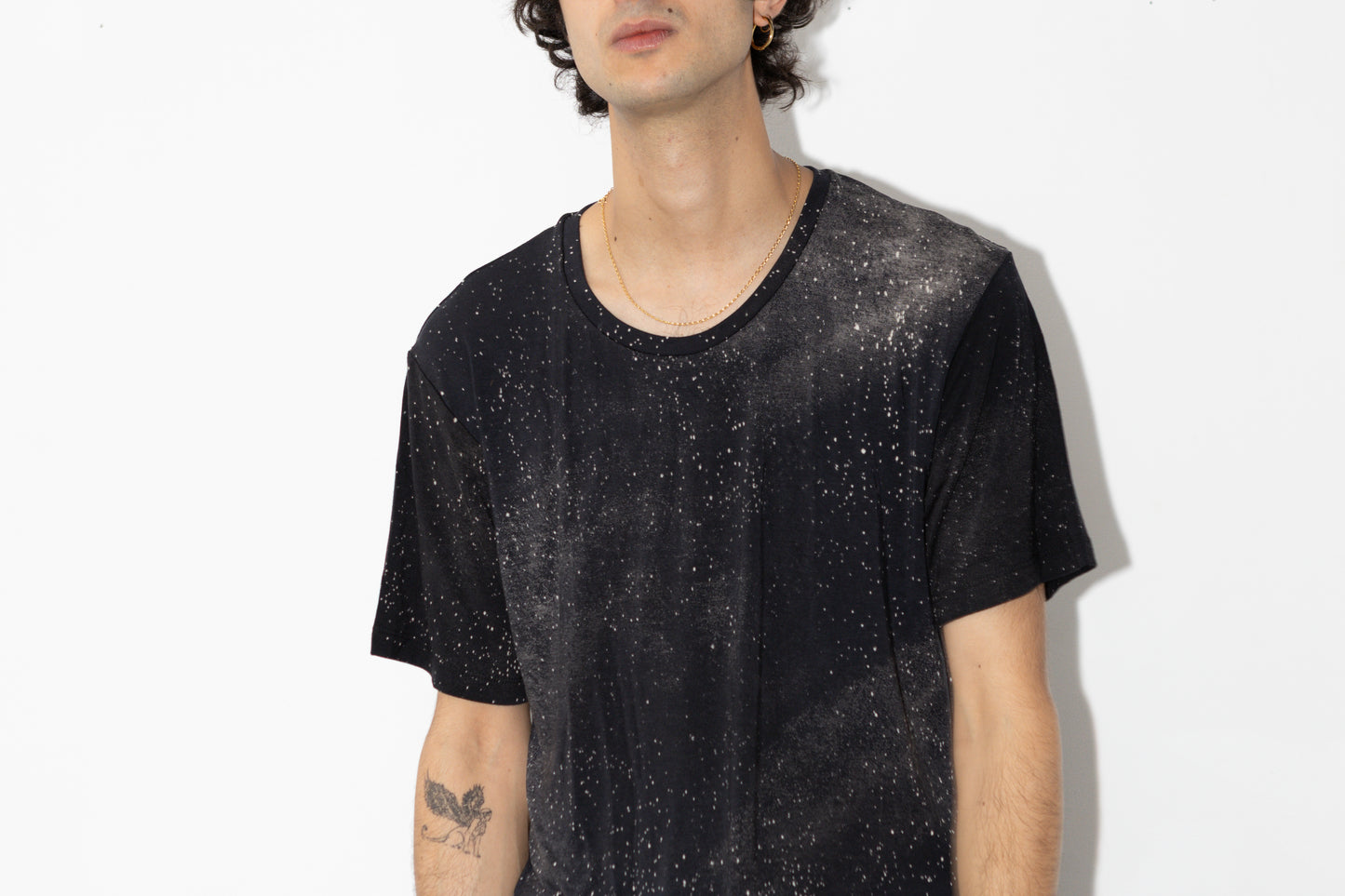 Nahaufnahme Batik T-Shirt mit abstraktem Universum-Muster