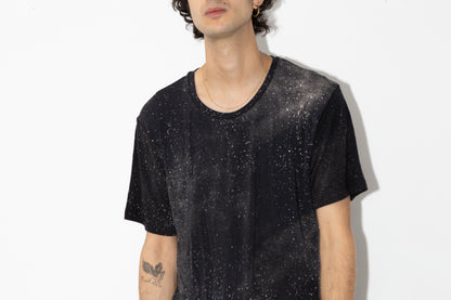 Nahaufnahme Batik T-Shirt mit abstraktem Universum-Muster