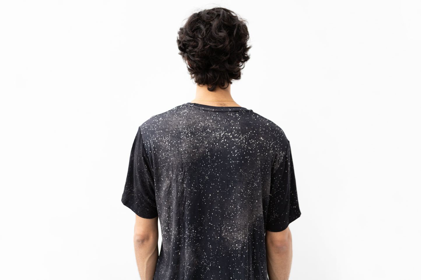 Nahaufnahme von hinten, Batik T-Shirt mit abstraktem Universum-Muster
