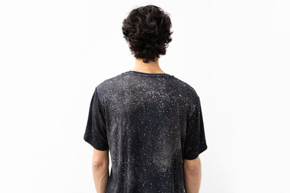 Nahaufnahme von hinten, Batik T-Shirt mit abstraktem Universum-Muster