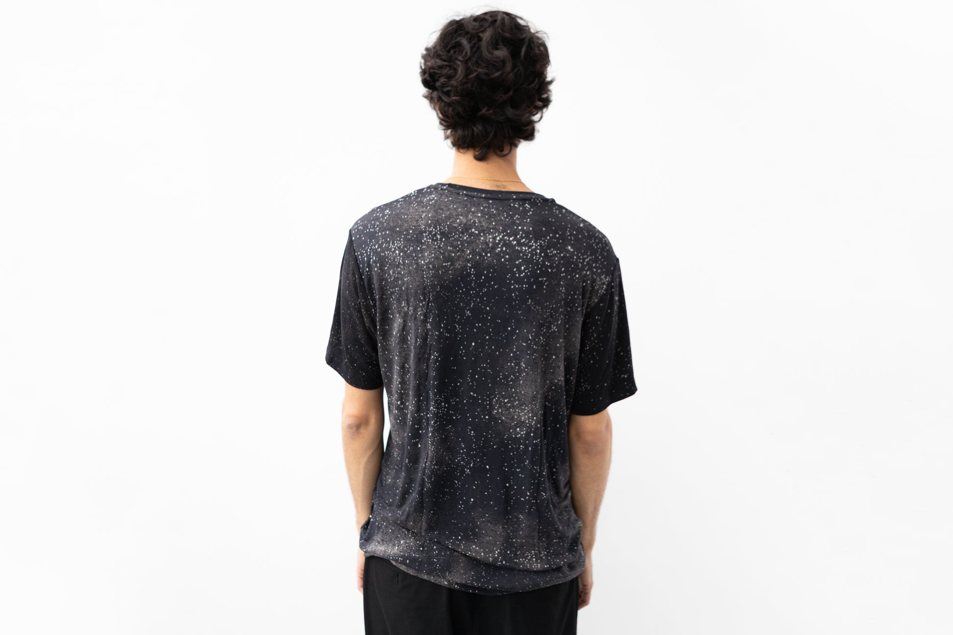 Rückansicht T-Shirt genderneutral mit Batik-Sternenhimmel-Muster