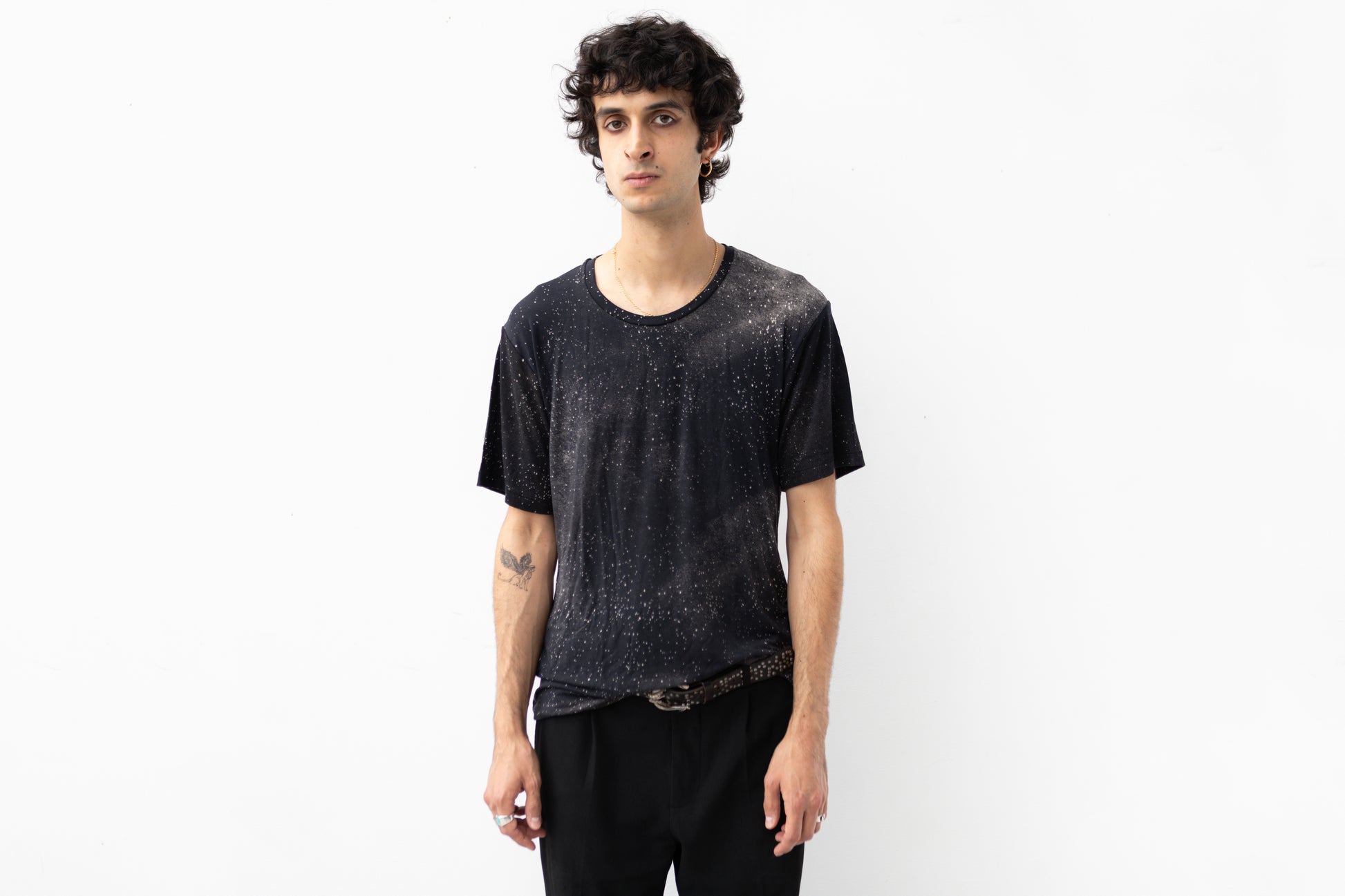 Alternatives Model trägt locker geschnittenes T-Shirt mit Universum Motiv