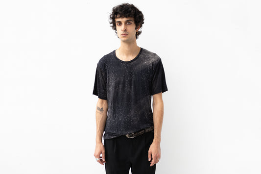 Alternatives Model trägt locker geschnittenes T-Shirt mit Universum Motiv