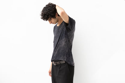 Alternative Fashion T-Shirt mit Batik Muster, seitliche Ansicht