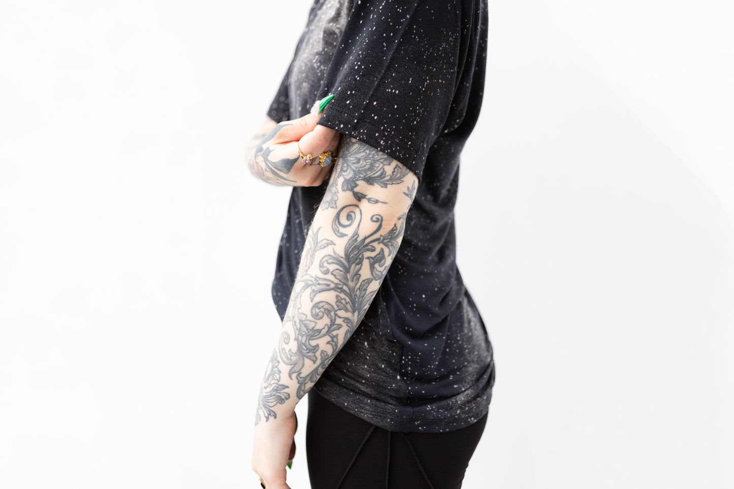 Nahaufnahme Ärmel von T-Shirt mit Batik-Universum-Motiv in dunklem Blau-Grau