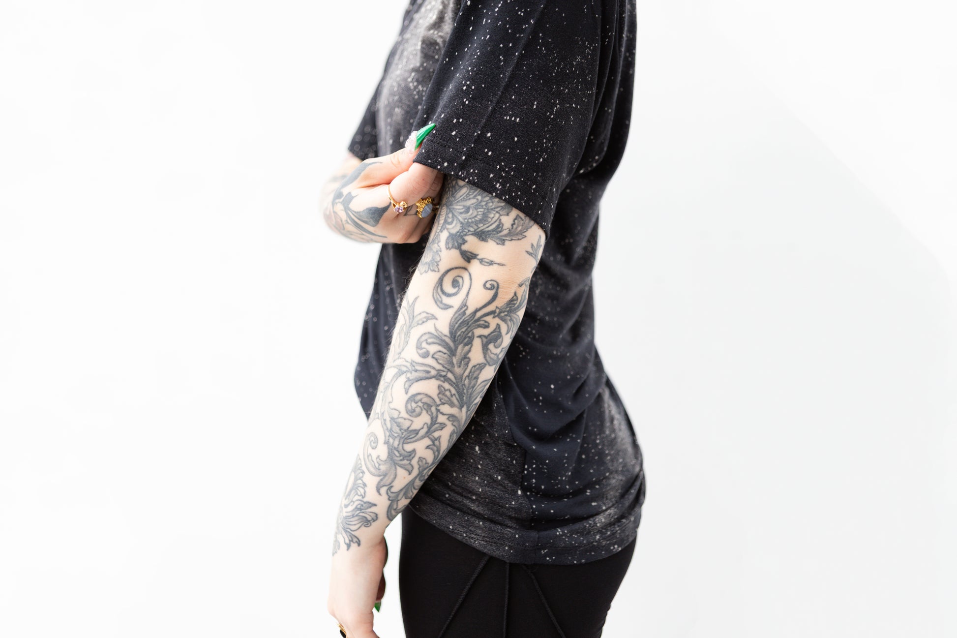 Nahaufnahme Ärmel von T-Shirt mit Batik-Universum-Motiv in dunklem Blau-Grau