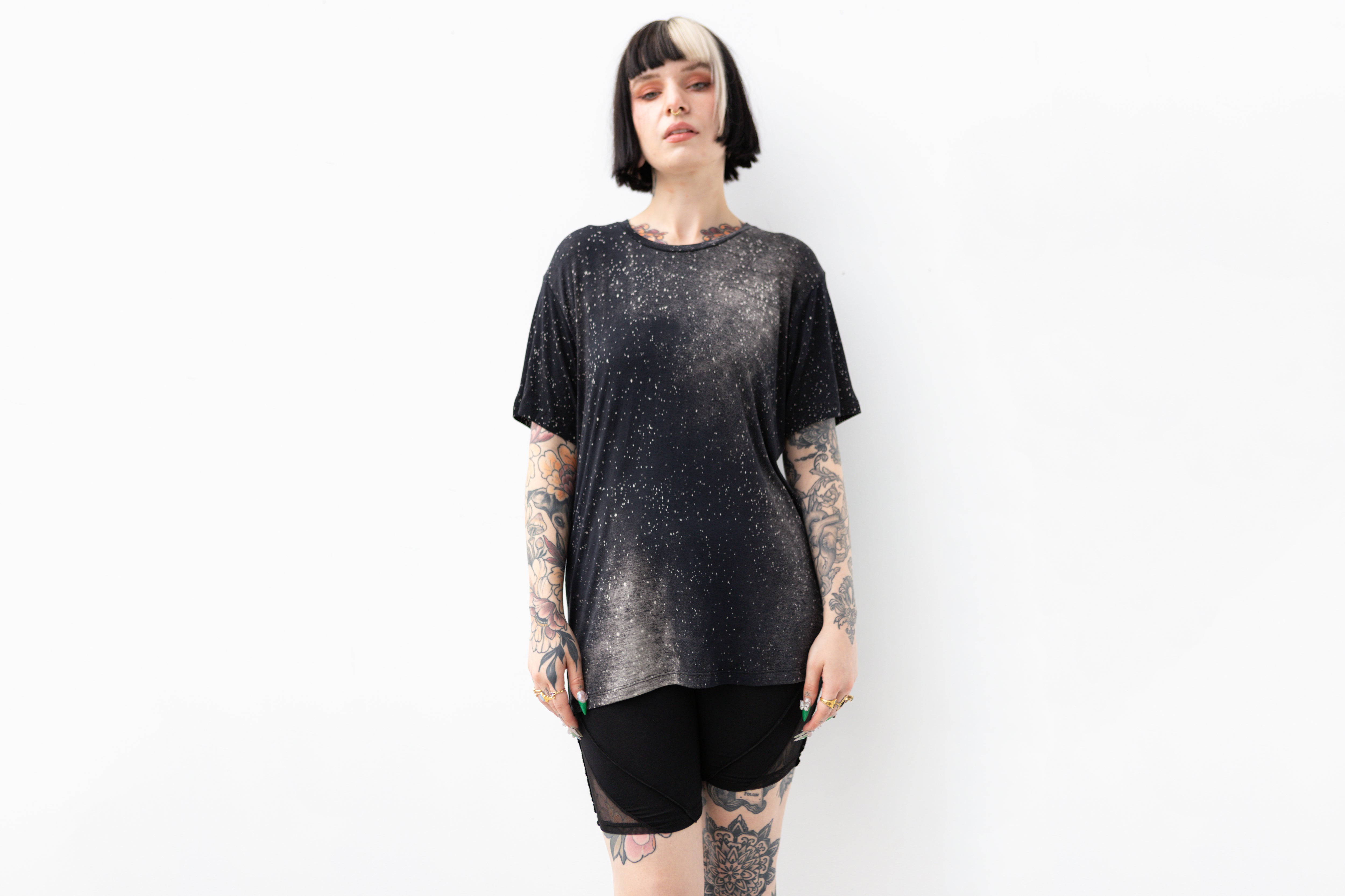 Expressives Model mit locker geschnittenem Galaxy Shirt
