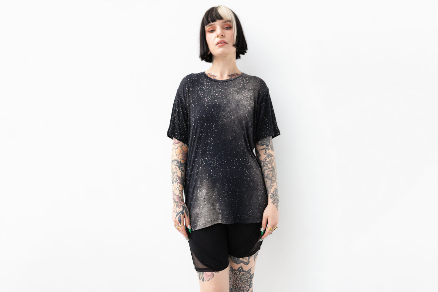 Expressives Model mit locker geschnittenem Galaxy Shirt