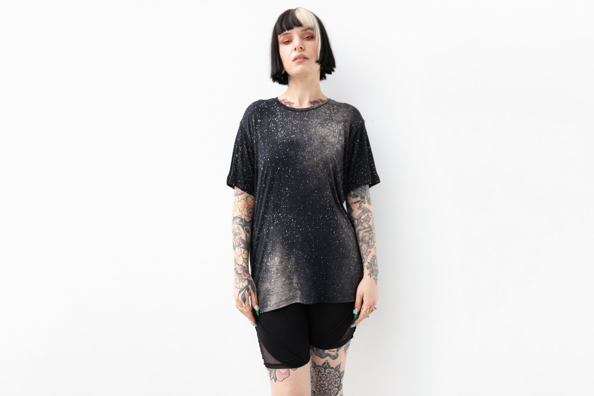 Expressives Model mit locker geschnittenem Galaxy Shirt