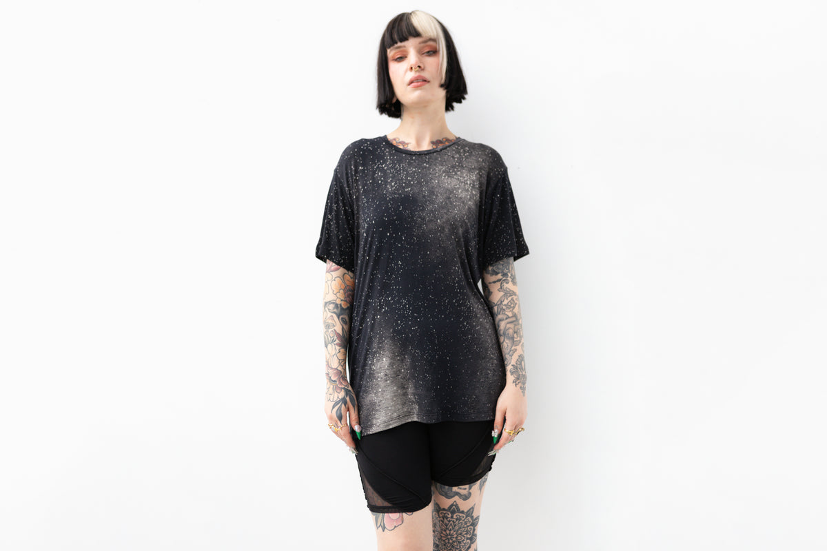 Expressives Model mit locker geschnittenem Galaxy Shirt