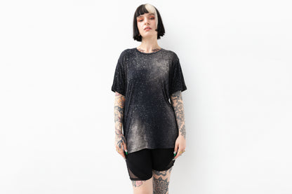 Expressives Model mit locker geschnittenem Galaxy Shirt